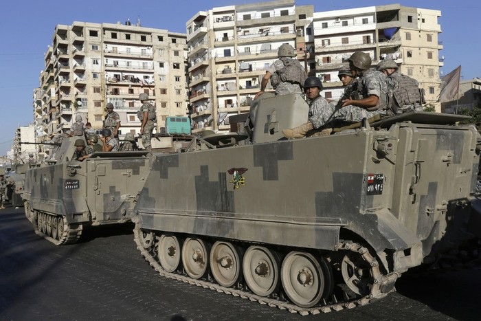 Quân đội chính phủ Lebanon điều động lực lượng đến Bab al-Tebbaneh để giải quyết và kiểm soát tình hình.